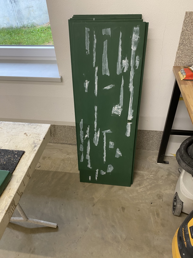 Fensterläden vor der Lackierung